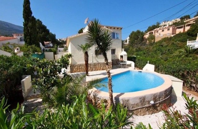 2 detached neighboring houses with direct access to each other 2 pool, close to the beach