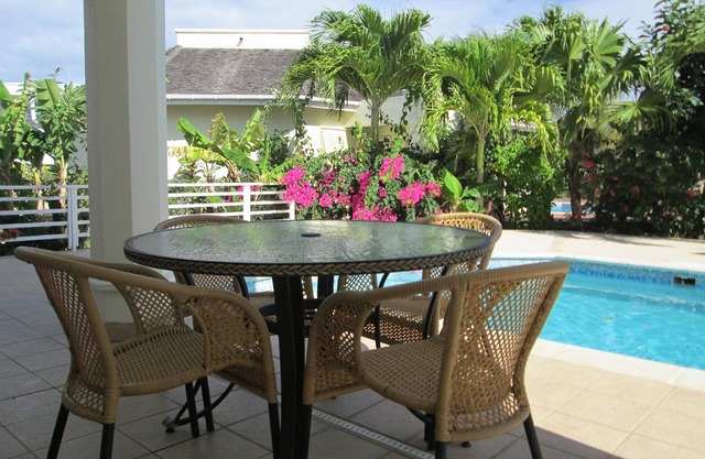 2 Double Bed-Room Villa, Own Private Pool, Golf Course and Ocean Views, Sleeps 4