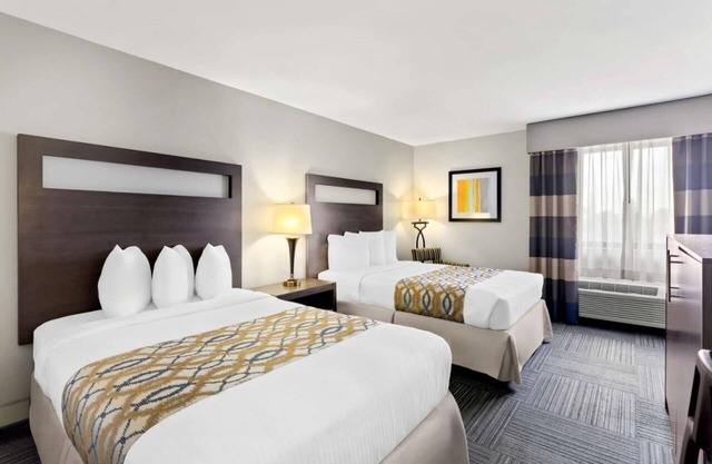 2 Family-Friendly Units Near Downtown Naperville - Free Parking and Breakfast!