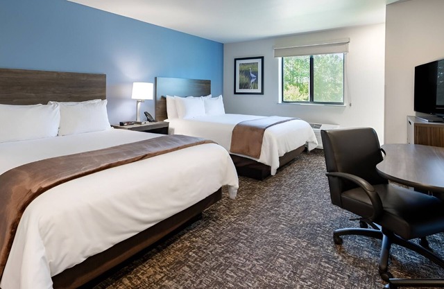 2 Fully Equipped Rooms with Kitchen In Green Bay - Minutes from Lambeau Field