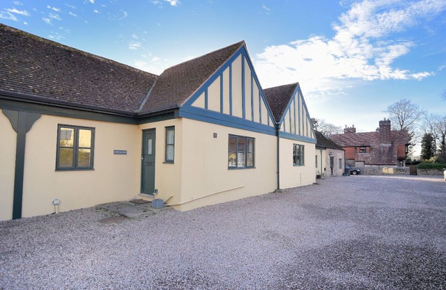2 HOME FARM SOUTH, pet friendly, with a garden in Lyme Regis