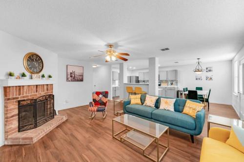 2 King ! Newly renovated w/8 beds sleeps upto 16