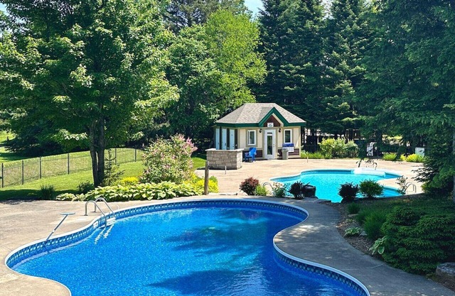 2-Level Home Tremblant Mountain View Fireplace