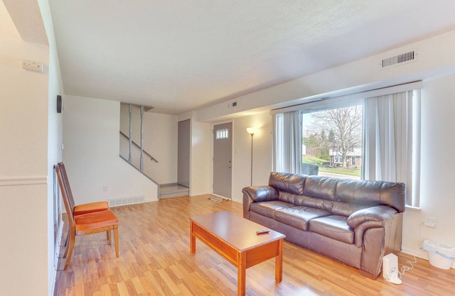 2 Mi to Bow Wow Beach: Townhome w/Pool Access!