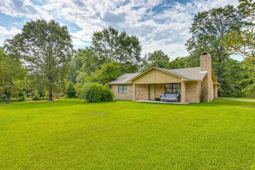 2 Mi to Hospital Texarkana Family Home with Yard!
