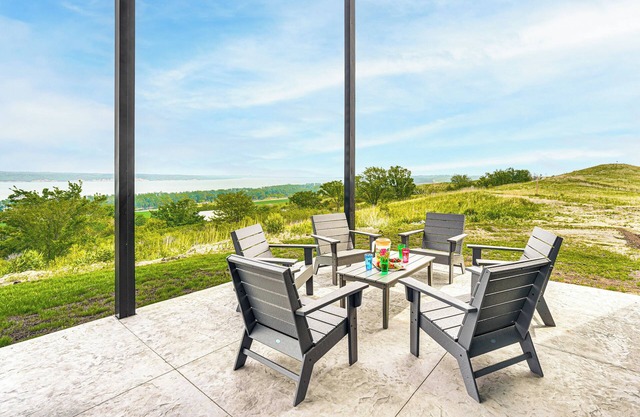2 Mi to Lewis and Clark Lake: Spacious Getaway