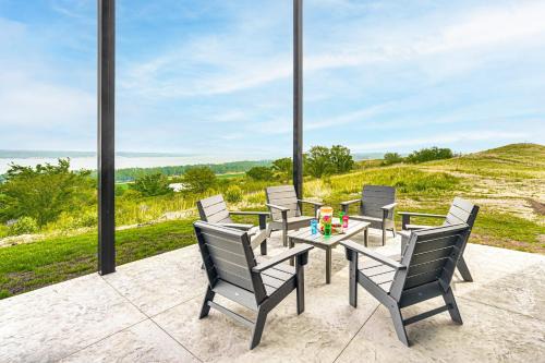 2 Mi to Lewis and Clark Lake Spacious Getaway