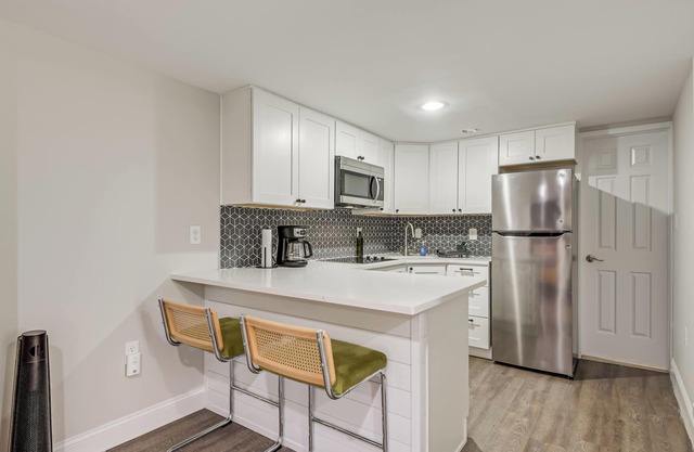 2 Mi to National Mall: Walkable DC Studio!