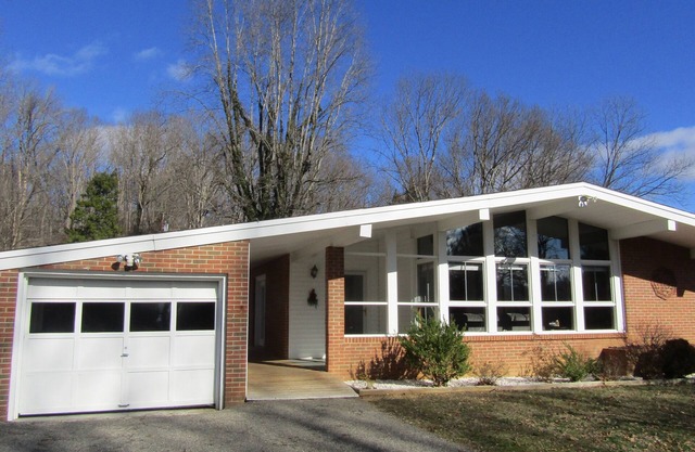 2 miles from NB State Park, James River, hiking trails and trout fishing!