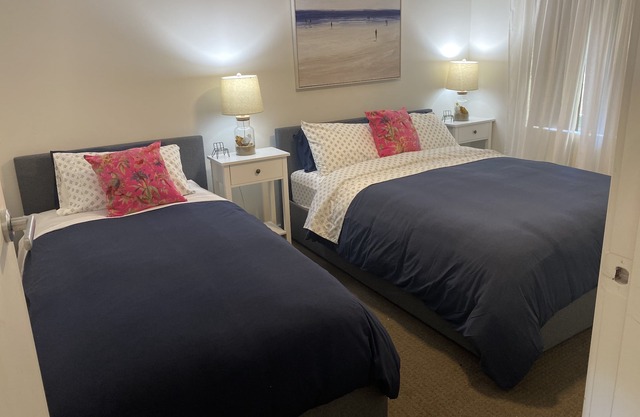 2 mins to Henley Square, parking, wifi and outdoor area. Sleeps 7, Pet friendly