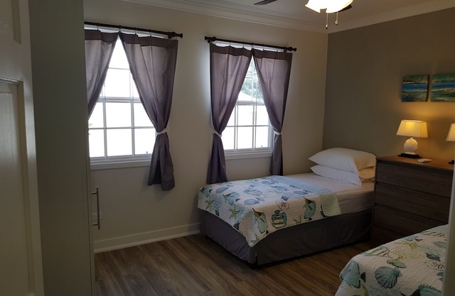 2 minute Walk to Beach, Newly Renovated, 2 Bedroom 2 Bathroom Apartment #2