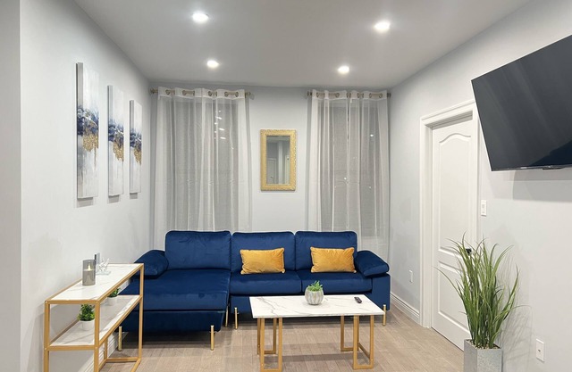 2 minutes from Subway! Family-sized apartment with Pets Allowed and FREE Parking