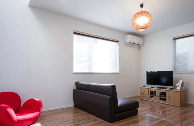 2 minutes to Shinjuku, 3-story house