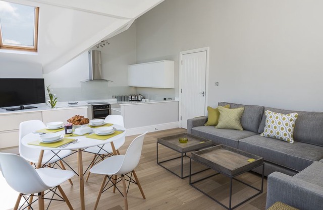 2 NEW BARN, HILLFIELD VILLAGE, with pool in Dartmouth, Ref 995299