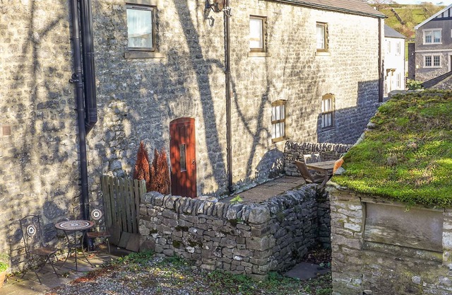2 PRIMITIVE MEWS, pet friendly, with open fire in Chelmorton