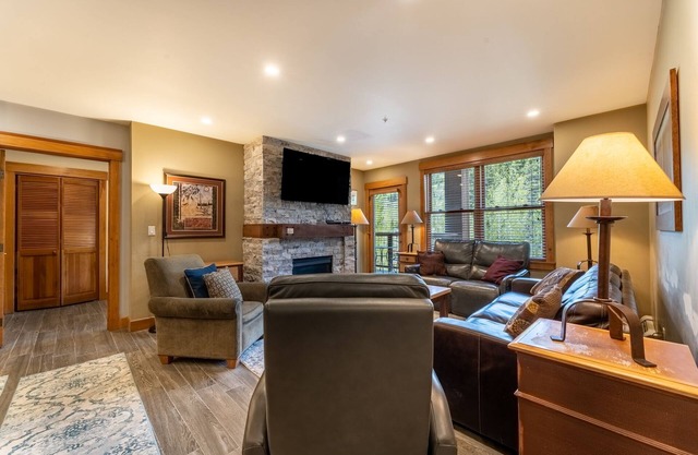 2 Private Balconies w/Mountain Views, 2 Mins Walk to Gondola, Shops & Dining