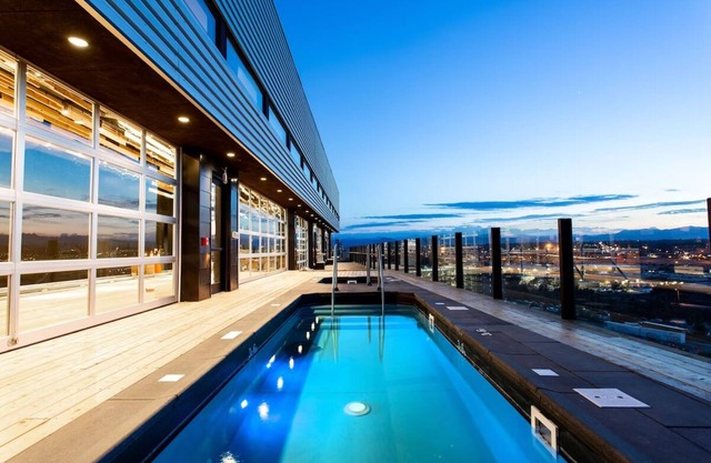 2 Queen Mountain View: The Source Hotel, Cozy Furnishings, Local Brews, in RiNo