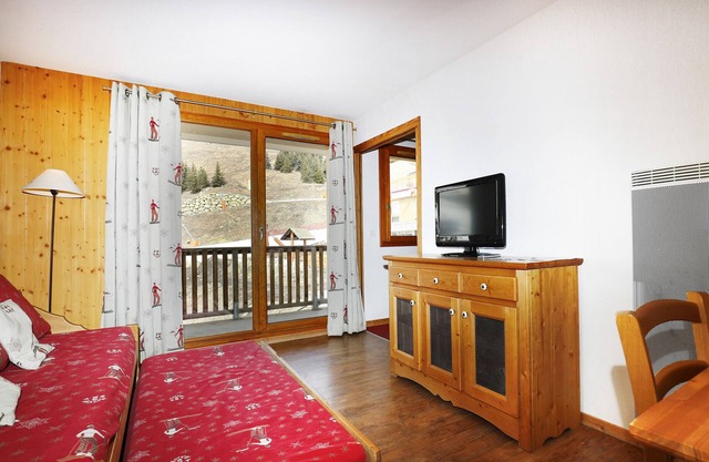2-room apartment for 6 people at the foot of the slopes, shops, balcony, swimming pool, WIFI and car park