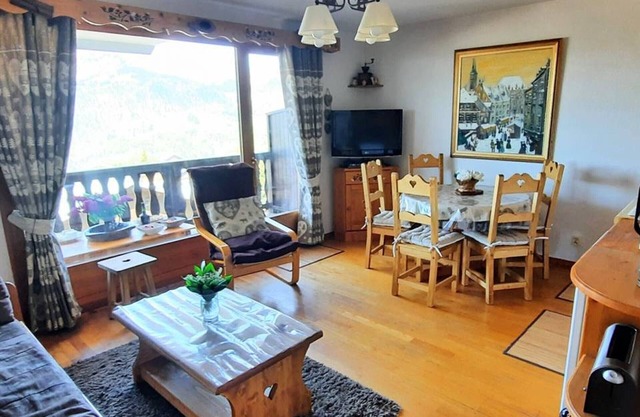 2-Room Mezzanine Apartment for 6, Near Slopes & Shops, Parking, Pet Friendly