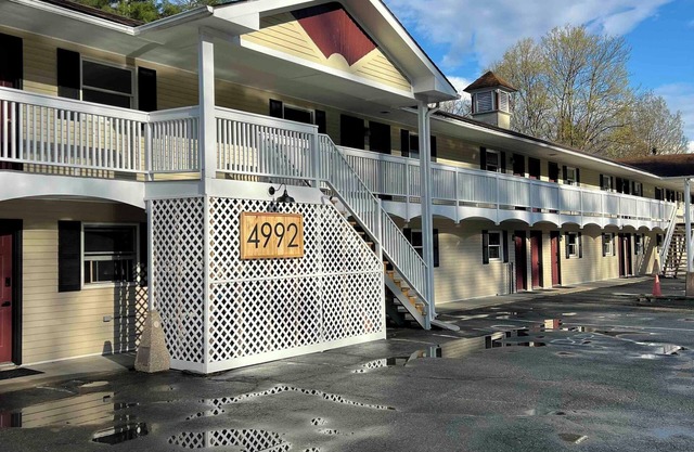 2 room suite with kitchen at The Lodge at Great Falls