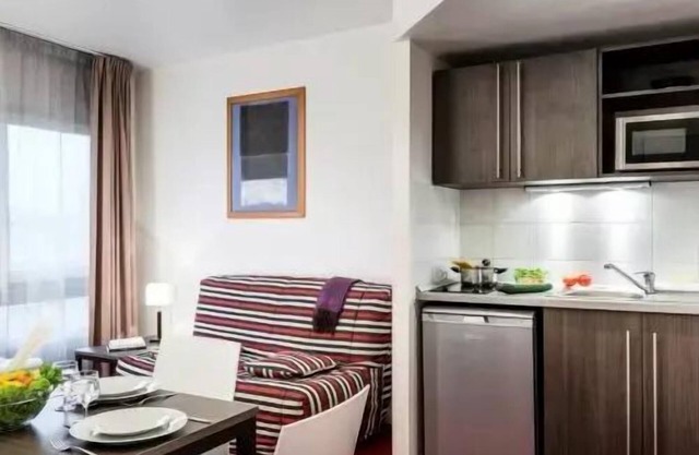 2 Rooms 4 People