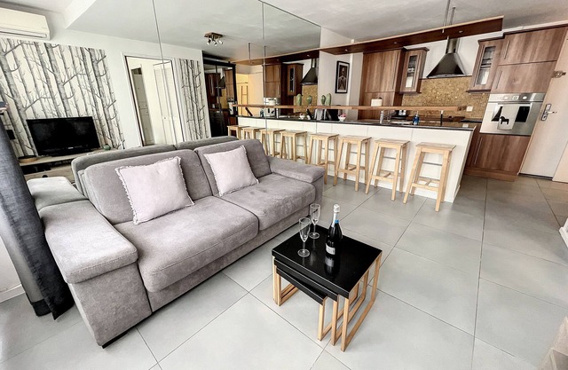 2 rooms corner rue d'Antibes, in absolute calm.