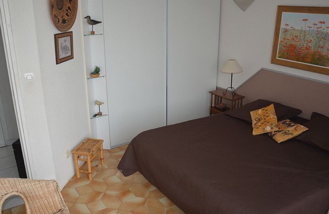 2 rooms. UNFORGETTABLE ! FRONT OF THE SEA, TERRACE 50m2. Silent parking.