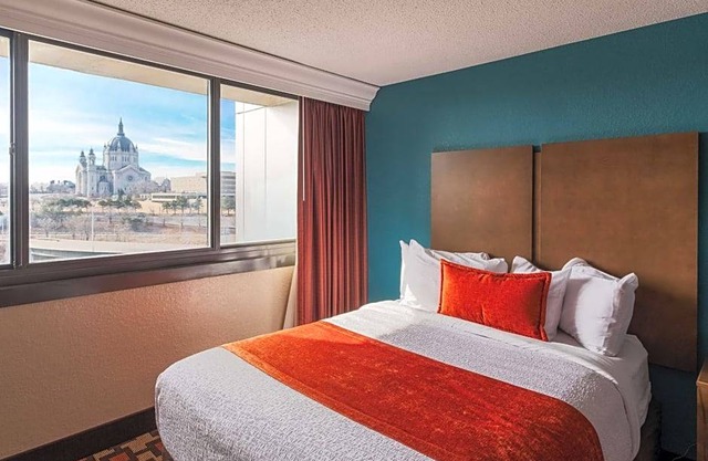 2-Star Hotel ∙ Radisson Hotel St Paul Downtown
