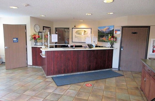 2-Star Hotel ∙ Econo Lodge Inn & Suites