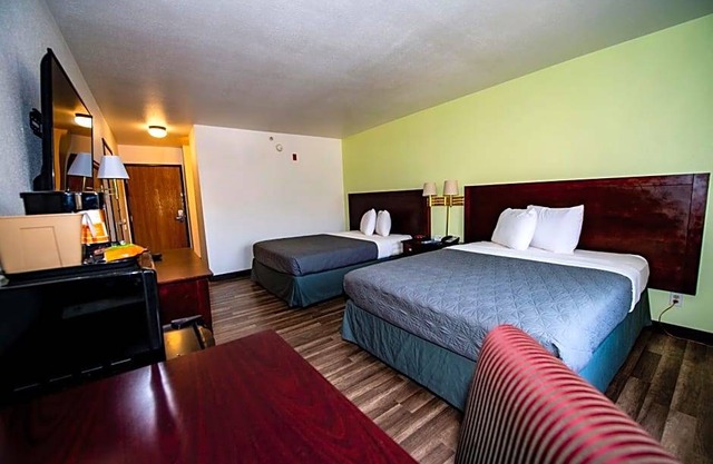 2-Star Hotel ∙ Rodeway Inn Central Colorado Springs