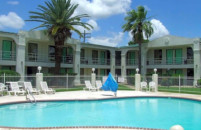 2-Star Hotel ∙ Americas Best Value Inn Beaumont
