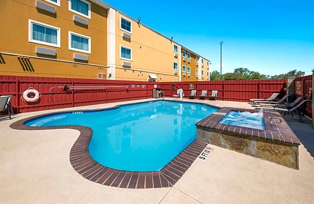 2-Star Hotel ∙ Best Western North Bryant Inn