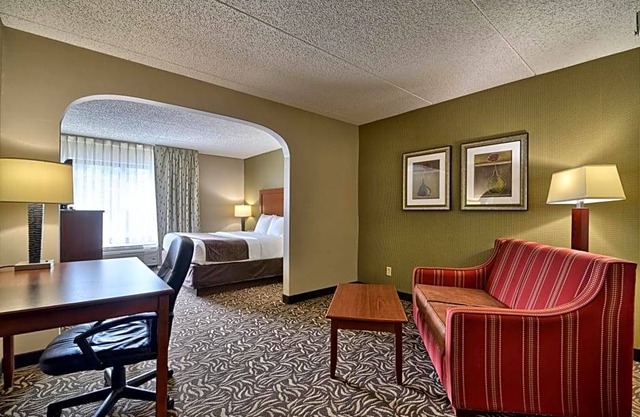 2-Star Hotel ∙ Clarion Inn & Suites - University Area