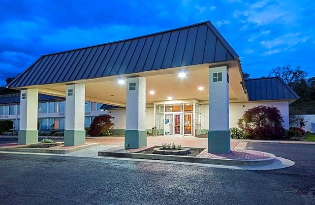 2-Star Hotel ∙ Clarion Inn Fairmont