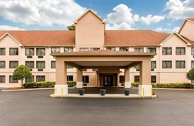 2-Star Hotel ∙ Comfort Suites Wilmington near Downtown
