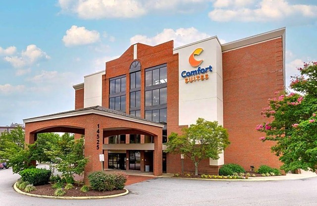 2-Star Hotel ∙ Comfort Suites Near Potomac Mills
