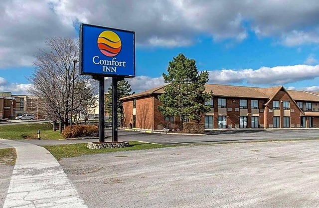 2-Star Hotel ∙ Comfort Inn Kingston Highway 401