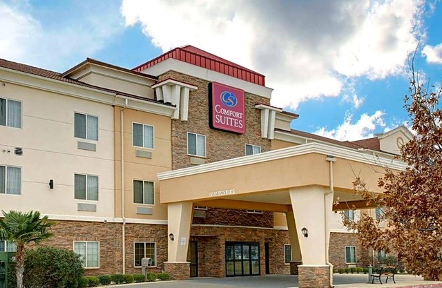 2-Star Hotel ∙ Comfort Suites Bastrop