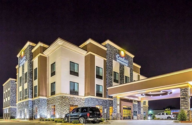 2-Star Hotel ∙ Comfort Inn & Suites Moore - Oklahoma City