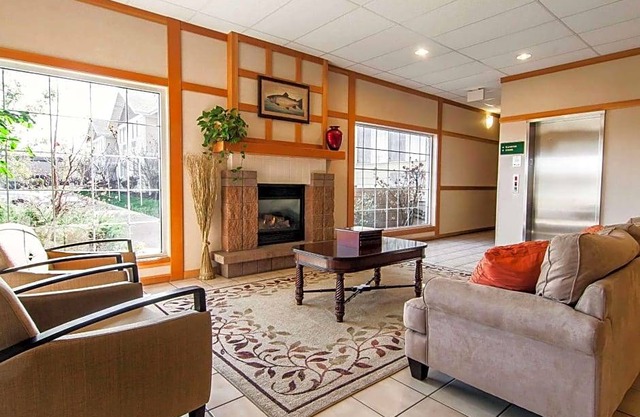 2-Star Hotel ∙ Country Inn & Suites by Radisson, Bend, OR