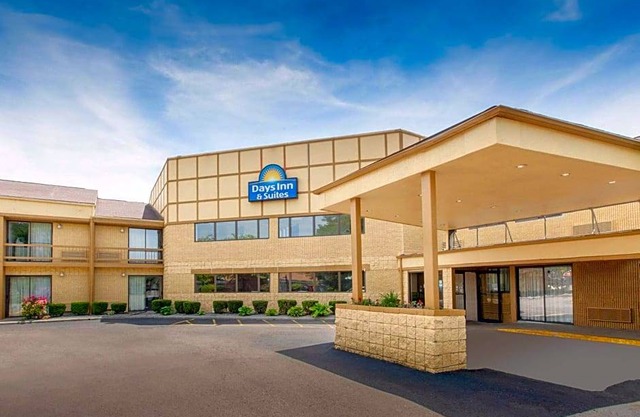 2-Star Hotel ∙ Days Inn & Suites by Wyndham Madison Heights MI