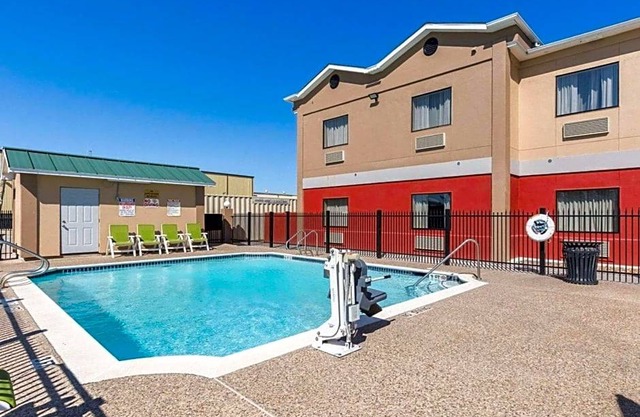 2-Star Hotel ∙ Econo Lodge Inn & Suites East