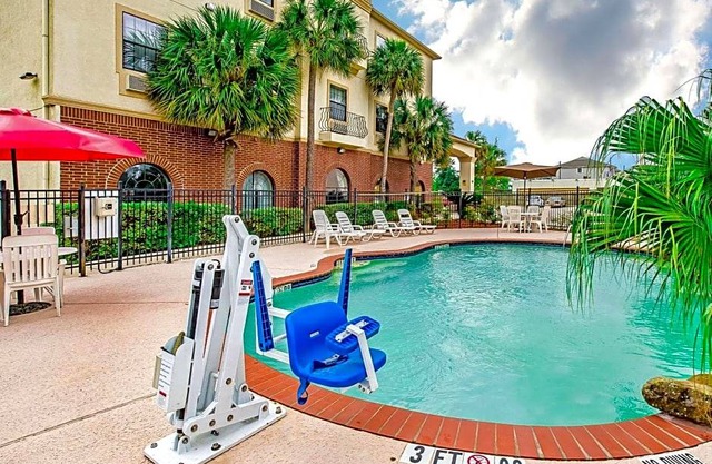 2-Star Hotel ∙ Econo Lodge Inn & Suites Beaumont