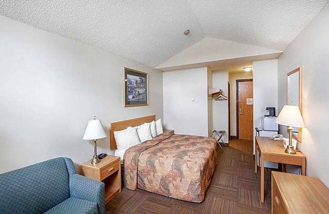 2-Star Hotel ∙ Econolodge Inn and Suites