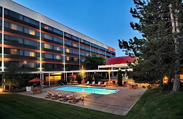 2-Star Hotel ∙ Hampton Inn Denver West Federal Center