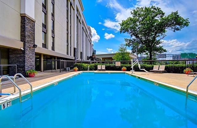 2-Star Hotel ∙ Hampton Inn & Suites Alexandria Old Town Area South