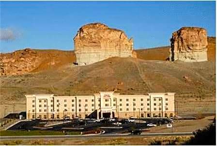 2-Star Hotel ∙ Hampton Inn & Suites Green River