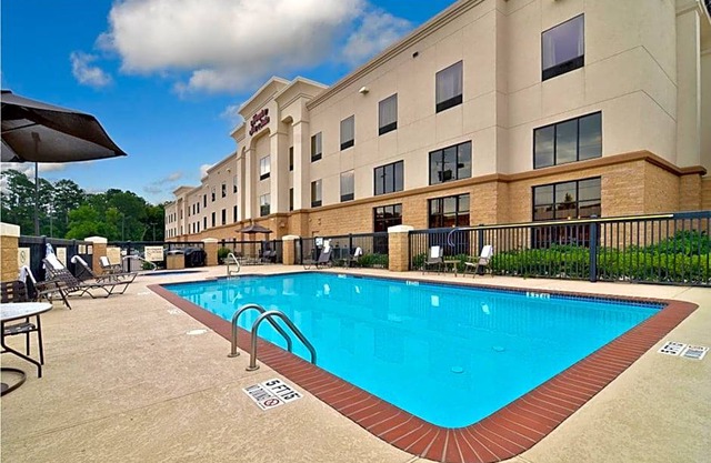 2-Star Hotel ∙ Hampton Inn & Suites Nacogdoches