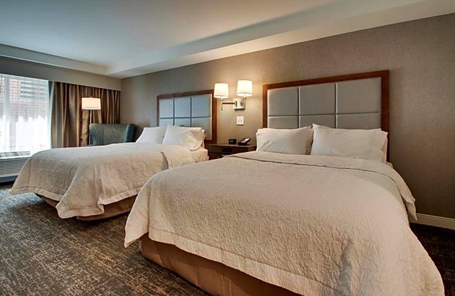 2-Star Hotel ∙ Hampton Inn-Pawtucket, RI