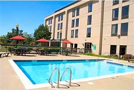 2-Star Hotel ∙ Hampton Inn Clinton